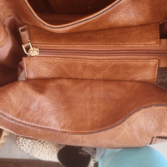 Chic Tan Leather Shoulder Bag - Picture 6 of 7